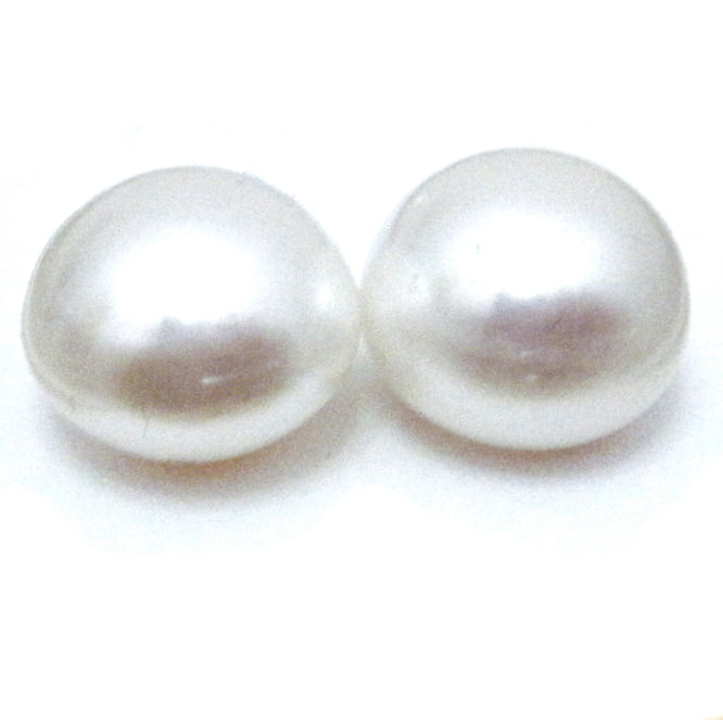White 11.6 AAA Buttons Pearl Pair